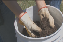 Handing grabbing soil